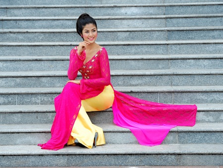 Hoa hậu Ngọc Hân dạo phố trong nắng xuân - 1