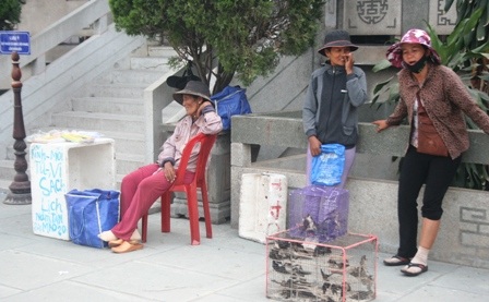 Vẫn nườm nượp xe công đi lễ chùa - 5