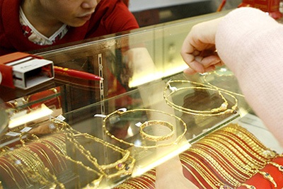 Vàng vượt mốc 3,76 triệu đồng/chỉ, USD lên 22.150 VND - 1 Vàng vượt mốc 3,76 triệu đồng/chỉ, USD lên 22.150 VND - 1