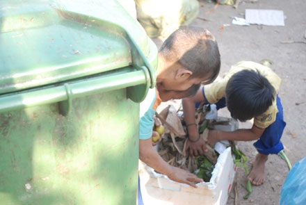 Xót lòng nhìn những đứa trẻ lượm ăn trái cây thối - 4