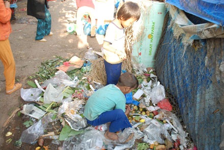 Xót lòng nhìn những đứa trẻ lượm ăn trái cây thối - 3