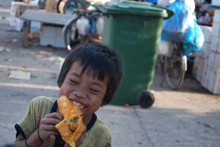 Xót lòng nhìn những đứa trẻ lượm ăn trái cây thối - 1