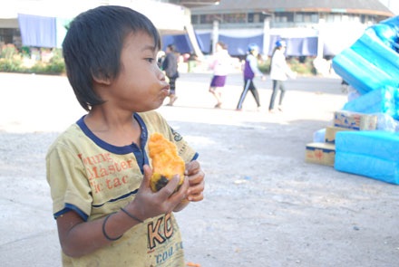 Xót lòng nhìn những đứa trẻ lượm ăn trái cây thối - 6 Xót lòng nhìn những đứa trẻ lượm ăn trái cây thối - 6