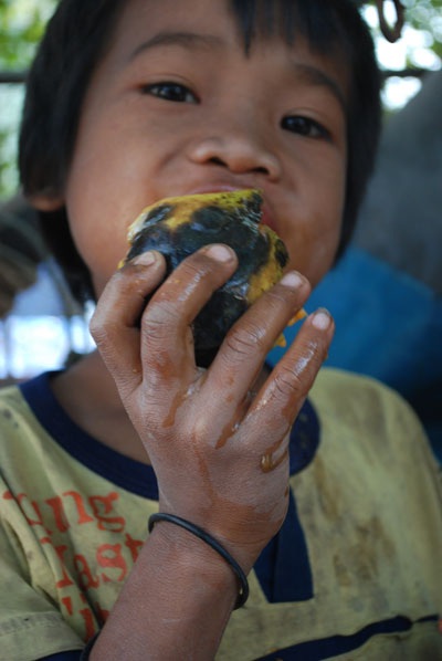 Xót lòng nhìn những đứa trẻ lượm ăn trái cây thối - 8 Xót lòng nhìn những đứa trẻ lượm ăn trái cây thối - 8
