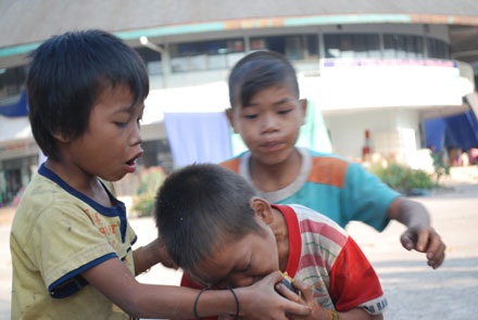 Xót lòng nhìn những đứa trẻ lượm ăn trái cây thối - 11 Xót lòng nhìn những đứa trẻ lượm ăn trái cây thối - 11