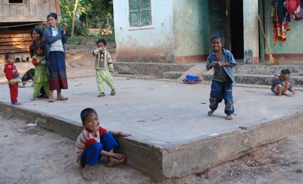 Xót lòng nhìn những đứa trẻ lượm ăn trái cây thối - 13 Xót lòng nhìn những đứa trẻ lượm ăn trái cây thối - 13