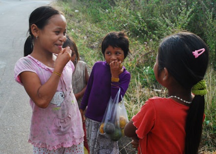 Xót lòng nhìn những đứa trẻ lượm ăn trái cây thối - 12 Xót lòng nhìn những đứa trẻ lượm ăn trái cây thối - 12