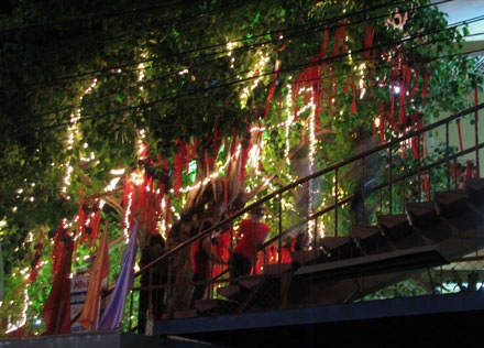 Chen chân lên chùa cầu lộc Rằm tháng giêng - 10 Chen chân lên chùa cầu lộc Rằm tháng giêng - 10