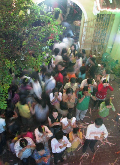 Chen chân lên chùa cầu lộc Rằm tháng giêng - 12 Chen chân lên chùa cầu lộc Rằm tháng giêng - 12