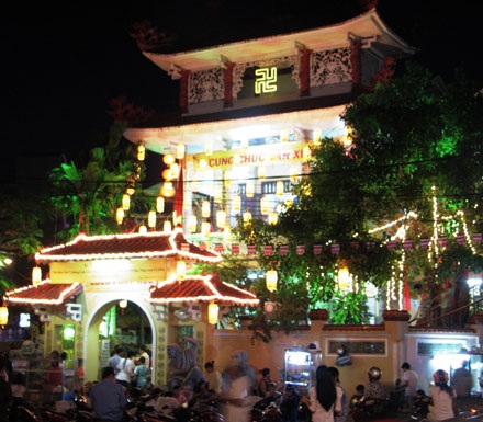 Chen chân lên chùa cầu lộc Rằm tháng giêng - 8 Chen chân lên chùa cầu lộc Rằm tháng giêng - 8