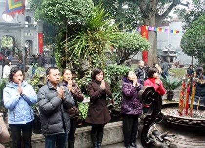 Chen chân lên chùa cầu lộc Rằm tháng giêng - 4 Chen chân lên chùa cầu lộc Rằm tháng giêng - 4