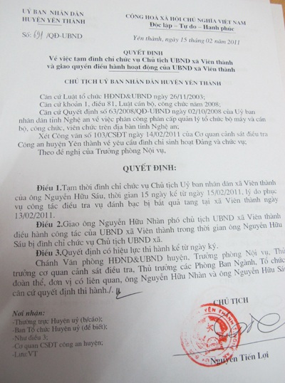 Tạm đình chỉ chức vụ chủ tịch xã đánh bạc  - 1