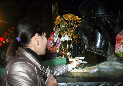 Chen chân lên chùa cầu lộc Rằm tháng giêng - 6 Chen chân lên chùa cầu lộc Rằm tháng giêng - 6