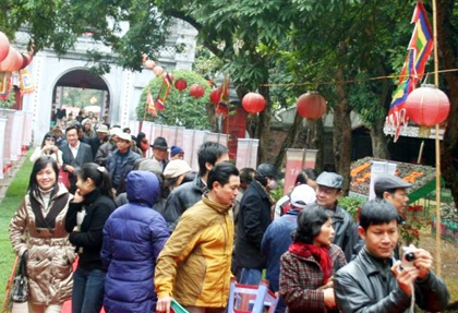 Chen chân lên chùa cầu lộc Rằm tháng giêng - 2 Chen chân lên chùa cầu lộc Rằm tháng giêng - 2