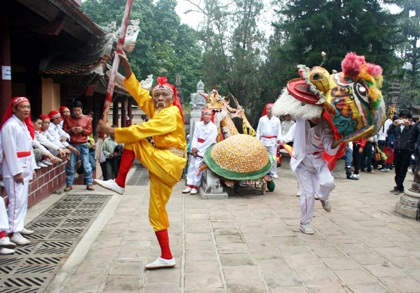 Cụ già 21 năm múa gậy lân rồng khai hội chùa Hương - 3 Cụ già 21 năm múa gậy lân rồng khai hội chùa Hương - 3