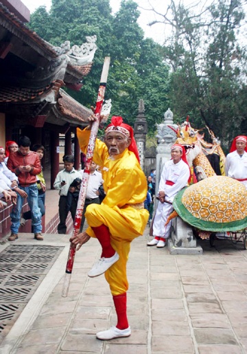 Cụ già 21 năm múa gậy lân rồng khai hội chùa Hương - 2 Cụ già 21 năm múa gậy lân rồng khai hội chùa Hương - 2