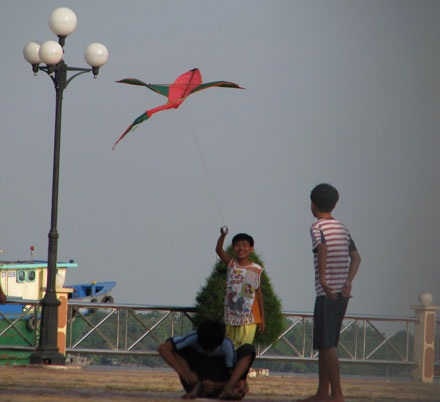 Sôi động mùa thả diều bên bờ sông Hậu - 4 Sôi động mùa thả diều bên bờ sông Hậu - 4