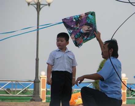 Sôi động mùa thả diều bên bờ sông Hậu - 2 Sôi động mùa thả diều bên bờ sông Hậu - 2