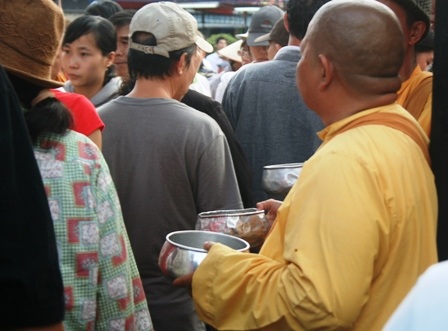 Vẫn nườm nượp xe công đi lễ chùa - 4