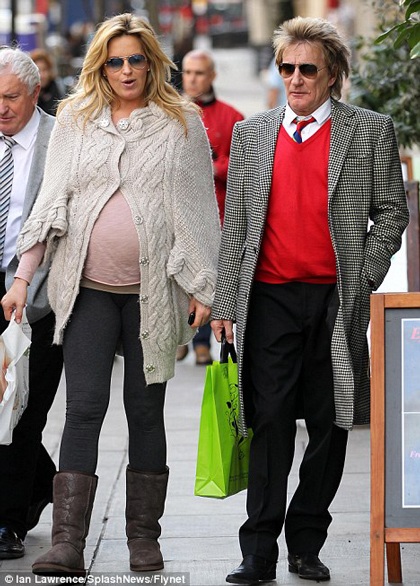 Nam ca sĩ 67 tuổi Rod Stewart chào đón đứa con thứ 8 - 1 Nam ca sĩ 67 tuổi Rod Stewart chào đón đứa con thứ 8 - 1