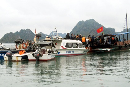 Khởi tố vụ án chìm tàu du lịch ở Quảng Ninh - 1 Khởi tố vụ án chìm tàu du lịch ở Quảng Ninh - 1