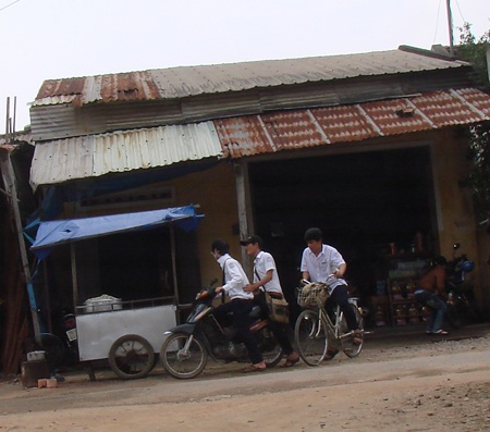 Quảng Ngãi: Học sinh rầm rộ đi xe máy đến trường - 1