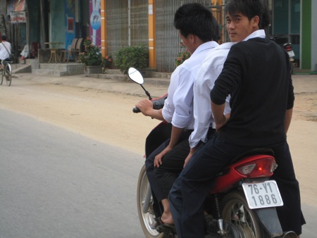 Quảng Ngãi: Học sinh rầm rộ đi xe máy đến trường - 7 Quảng Ngãi: Học sinh rầm rộ đi xe máy đến trường - 7
