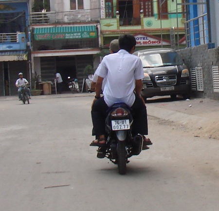 Quảng Ngãi: Học sinh rầm rộ đi xe máy đến trường - 3