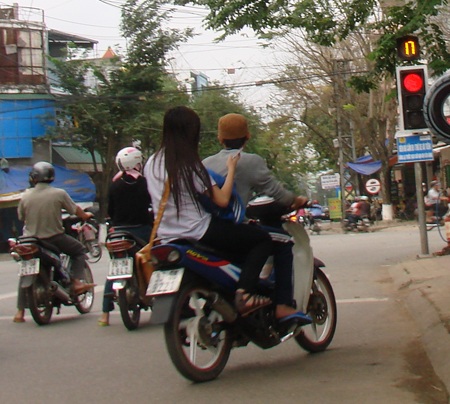 Quảng Ngãi: Học sinh rầm rộ đi xe máy đến trường - 6