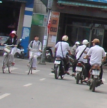 Quảng Ngãi: Học sinh rầm rộ đi xe máy đến trường - 5