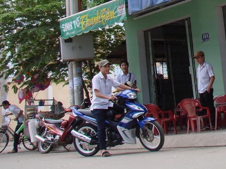 Quảng Ngãi: Học sinh rầm rộ đi xe máy đến trường - 4