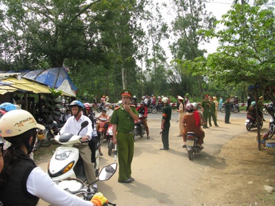Tắc đường lên chùa Thiên Ấn - 1 Tắc đường lên chùa Thiên Ấn - 1