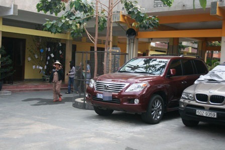 Vẫn nườm nượp xe công đi lễ chùa - 1