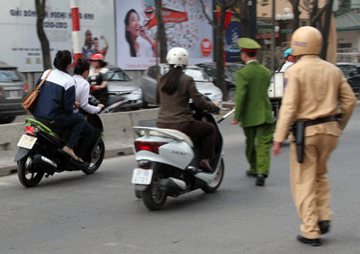 Cái mũ bảo hiểm và cái đầu - 1 Cái mũ bảo hiểm và cái đầu - 1