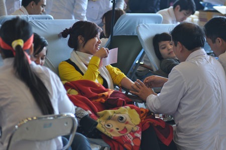 Người đẹp biển Nguyễn Thị Loan “tiên phong” đi hiến máu - 7