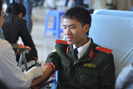 Người đẹp biển Nguyễn Thị Loan “tiên phong” đi hiến máu - 11