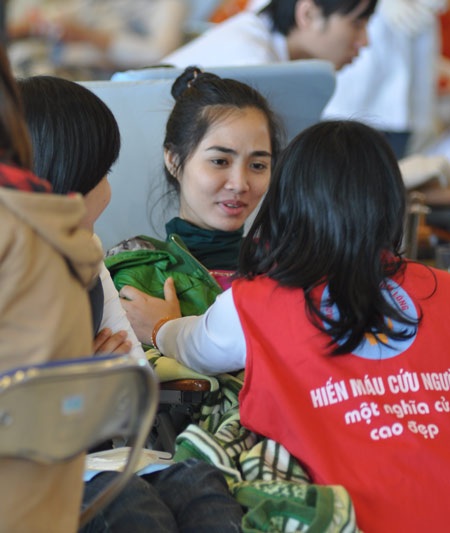 Người đẹp biển Nguyễn Thị Loan “tiên phong” đi hiến máu - 9