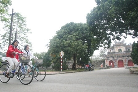 Thướt tha áo dài nữ sinh Huế trong ngày đầu Xuân - 1