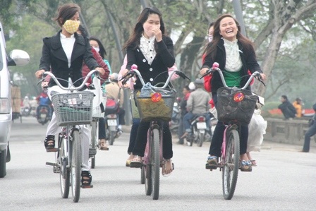 Thướt tha áo dài nữ sinh Huế trong ngày đầu Xuân - 11