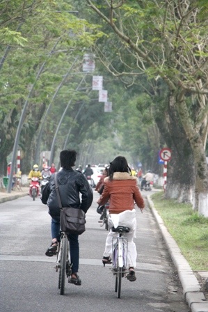 Thướt tha áo dài nữ sinh Huế trong ngày đầu Xuân - 15