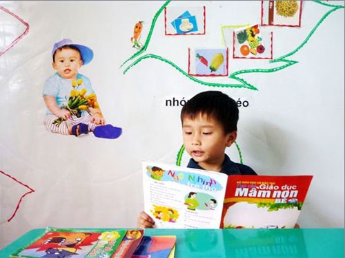 Hai tuổi đã đọc thạo sách, báo - 1 Hai tuổi đã đọc thạo sách, báo - 1