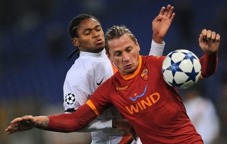 AC Milan “lôi kéo” thành công trung vệ Mexes? - 1