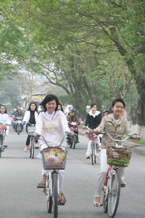 Thướt tha áo dài nữ sinh Huế trong ngày đầu Xuân - 4