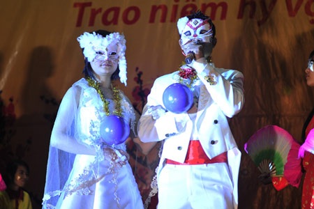 Hàng ngàn sinh viên phấn khích với “Đám cưới mèo” - 9