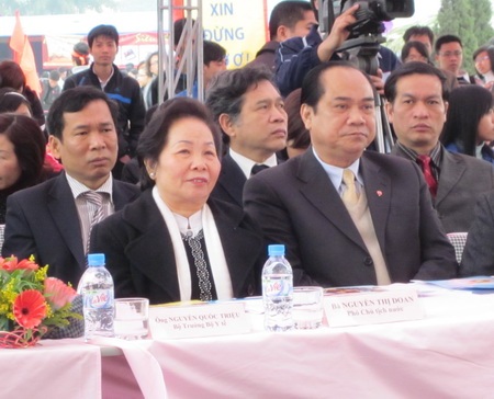 Bộ Trưởng Bộ Y tế sẻ chia giọt máu hồng - 2