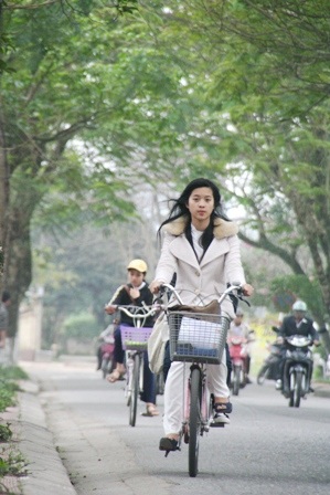 Thướt tha áo dài nữ sinh Huế trong ngày đầu Xuân - 8