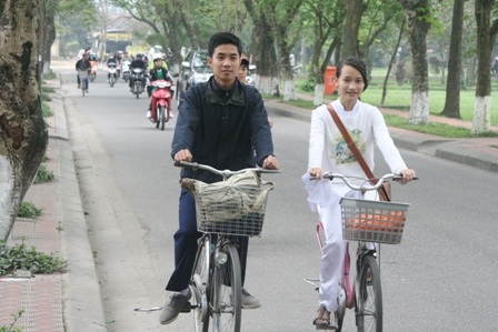 Thướt tha áo dài nữ sinh Huế trong ngày đầu Xuân - 10