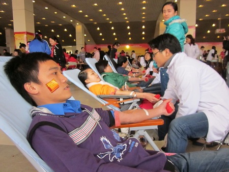 Bộ Trưởng Bộ Y tế sẻ chia giọt máu hồng - 8