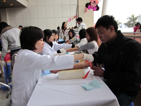 Bộ Trưởng Bộ Y tế sẻ chia giọt máu hồng - 9