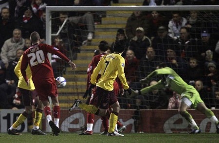 Bị đội hạng Hai cầm chân, Arsenal buộc phải đấu lại - 2